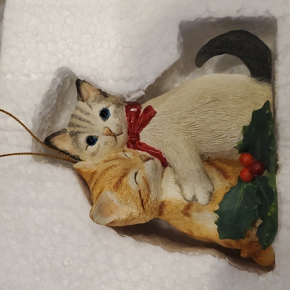 Hugging Kittens Ornament - Picture 5 of 6